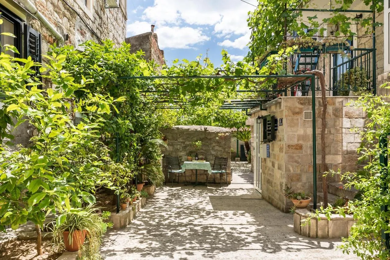 Luxury Apartment Silvana With Beautiful Garden Split Pensjonat